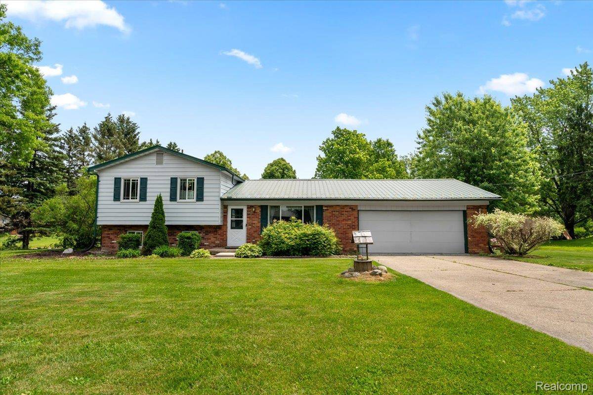 10442 Lafollette DR, Brighton, MI 48114