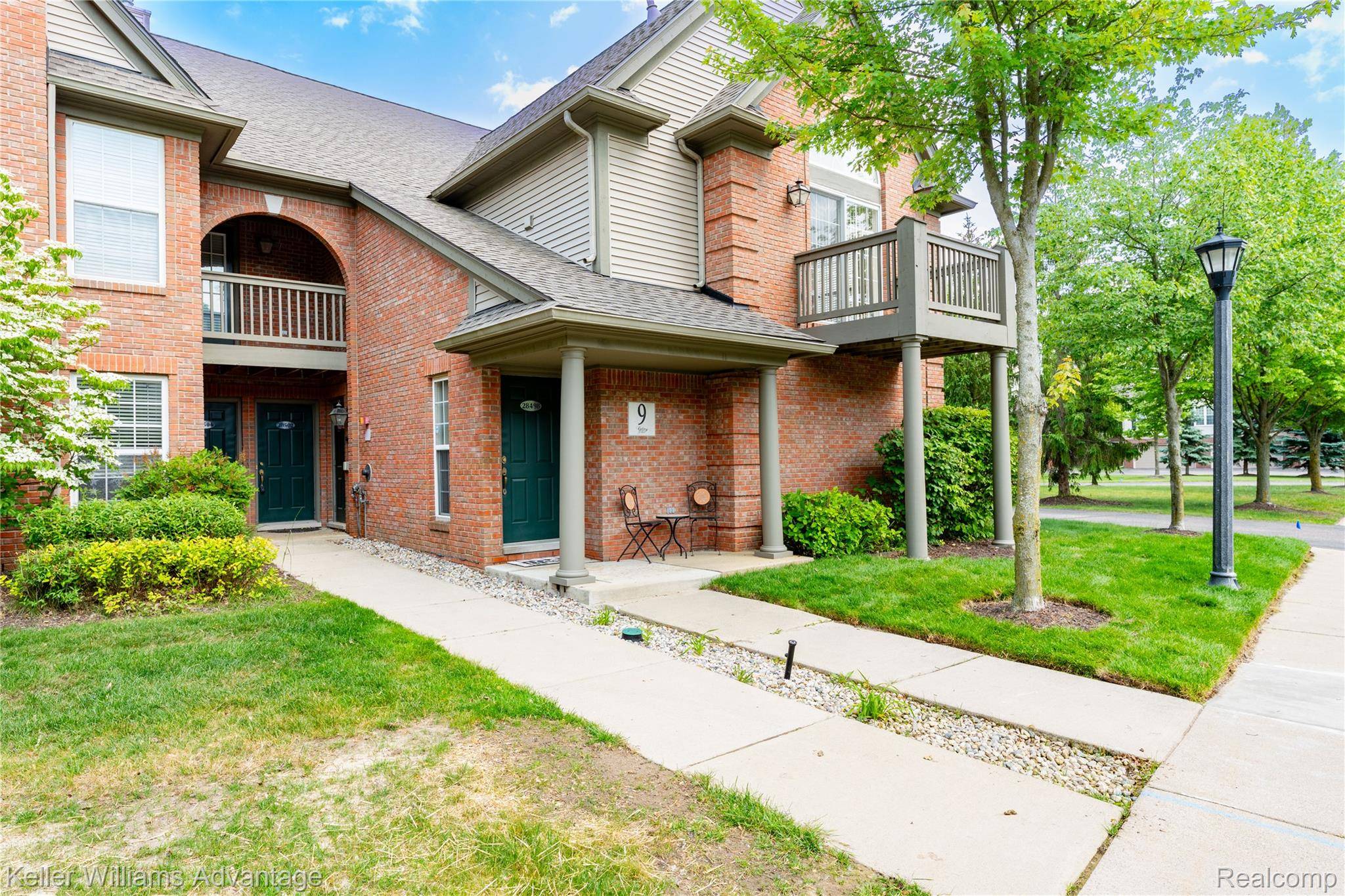 28498 Carlton Way DR, Novi, MI 48377