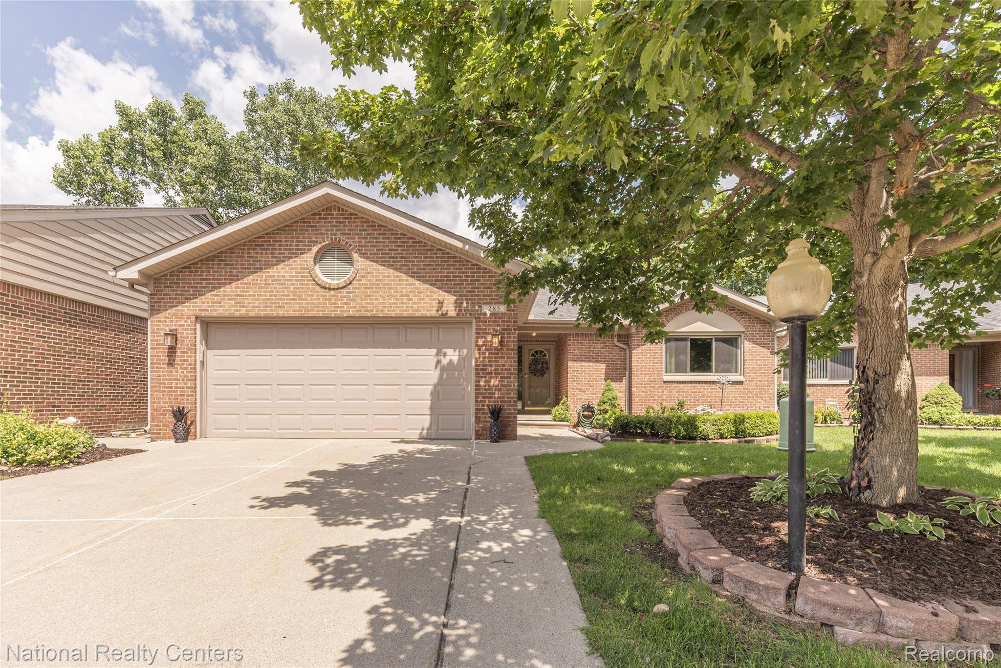 285 Ash CT, South Lyon, MI 48178