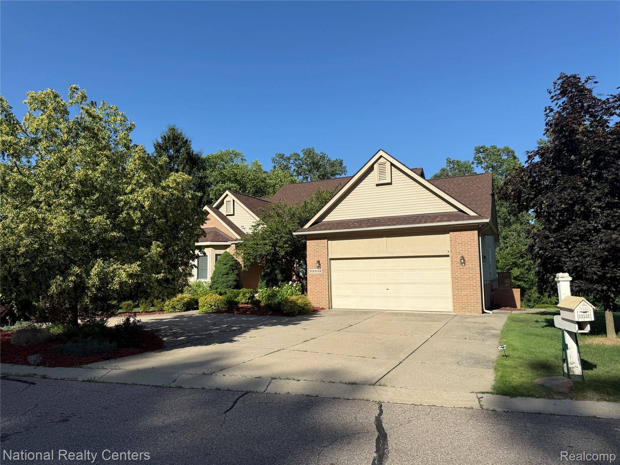 23332 Mission LN, Farmington, MI 48335