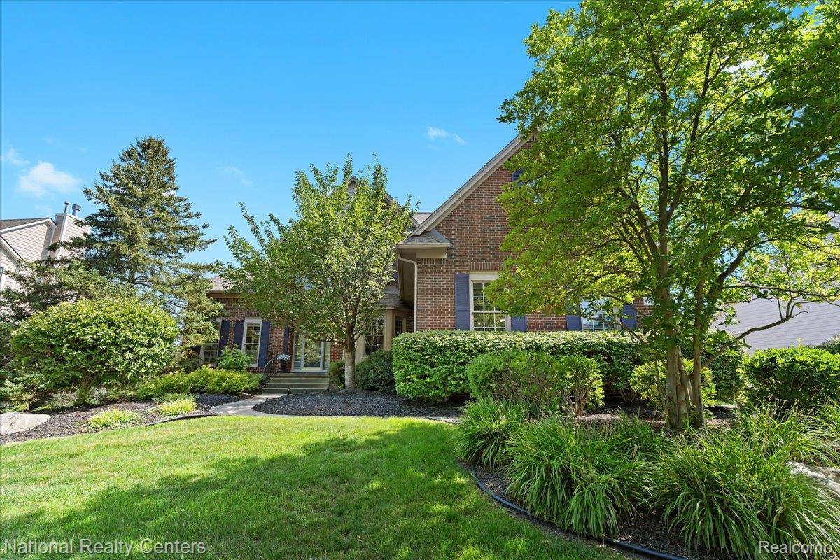 45822 Bristol CIR, Novi, MI 48377