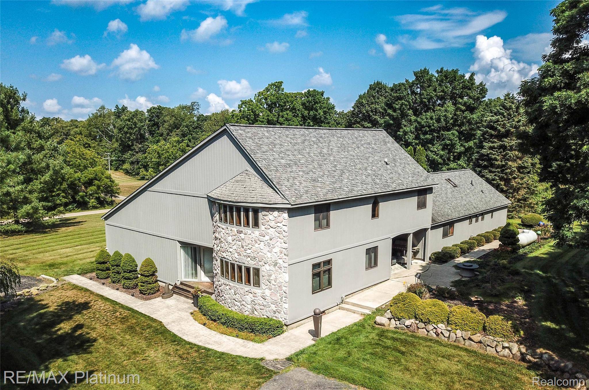 5160 Fenton RD, Hartland Township, MI 48430