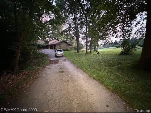 325 Ridgemont RD, Addison Township, MI 48370