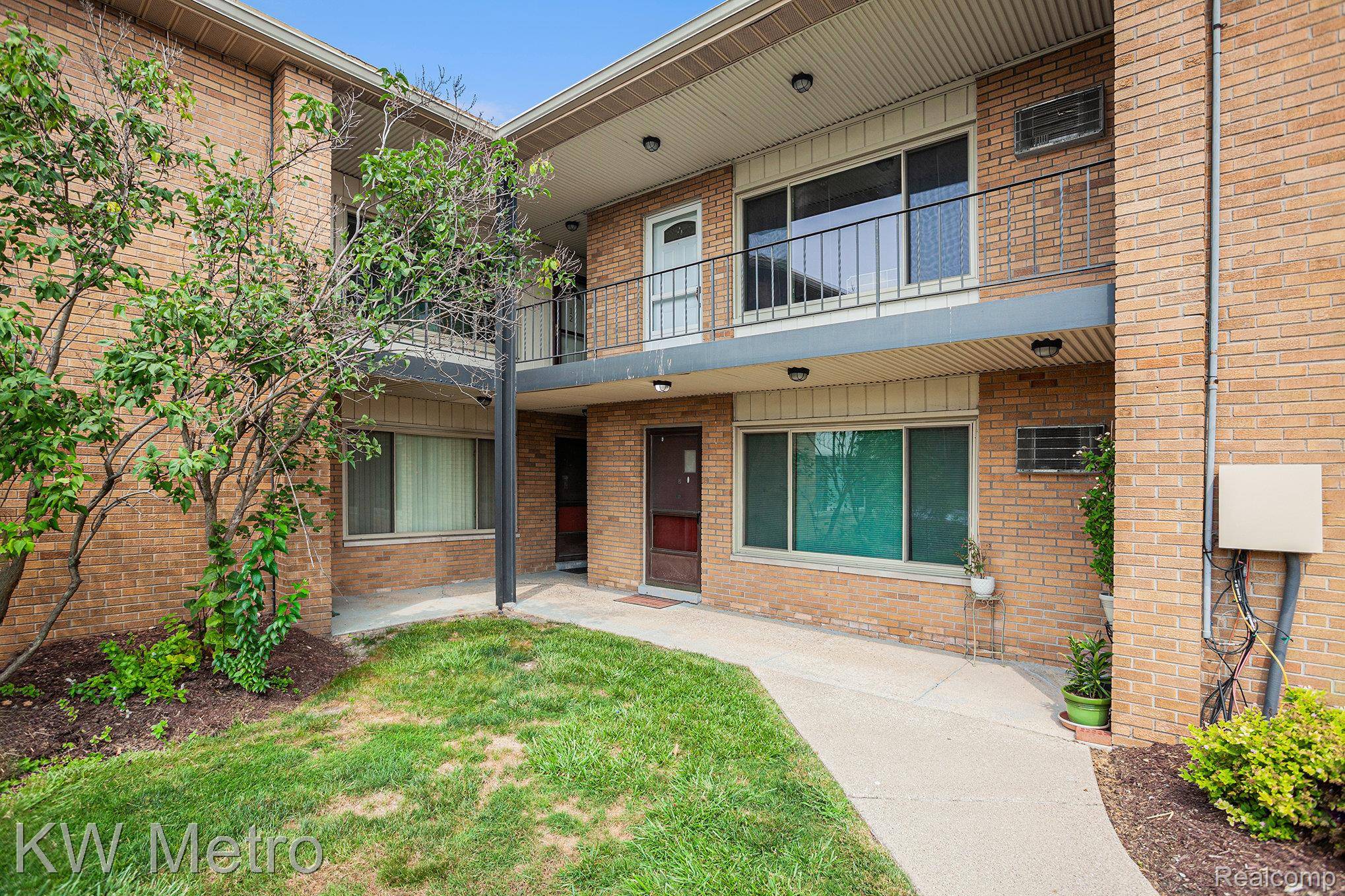 2859 E Maple RD #3, Birmingham, MI 48009
