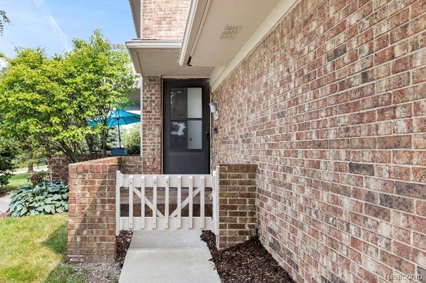 6693 Maple Lakes DR #62, West Bloomfield Charter Township, MI 48322