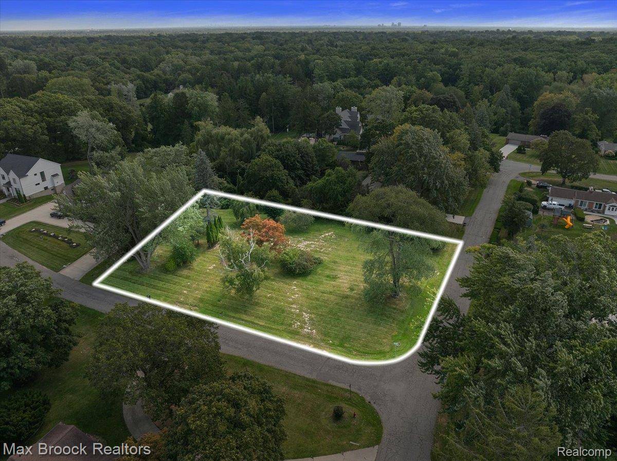 1027 Joanne CT, Bloomfield Hills, MI 48302