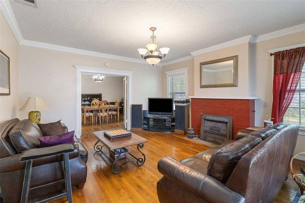 409 N Sylvania Avenue, Fort Worth, TX 76111
