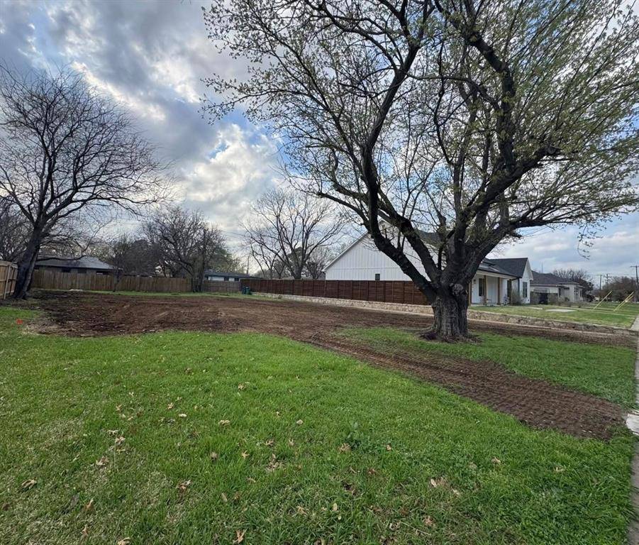 1110 S Pine Street, Grapevine, TX 76051