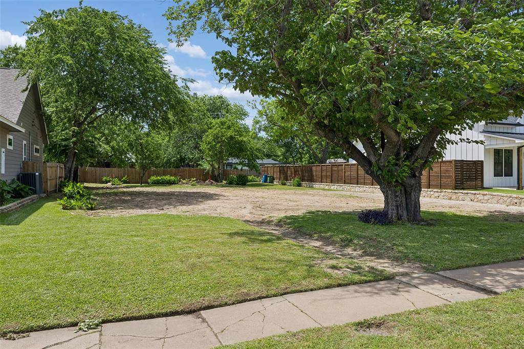 1110 S Pine Street, Grapevine, TX 76051