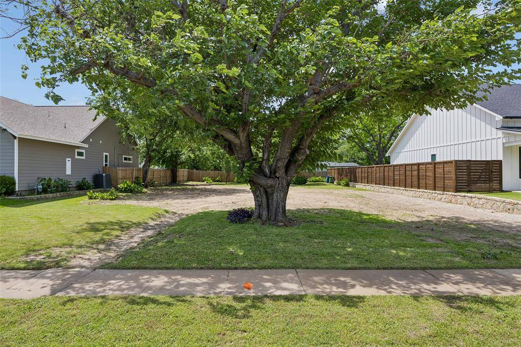 1110 S Pine Street, Grapevine, TX 76051