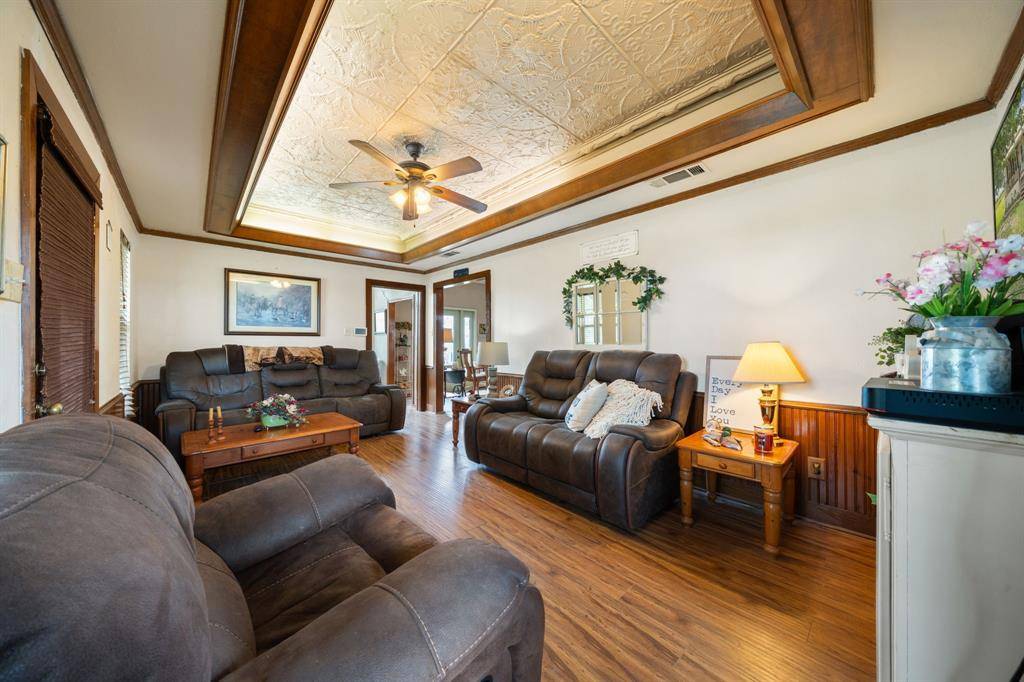 404 Fm 1566 W, Wolfe City, TX 75496