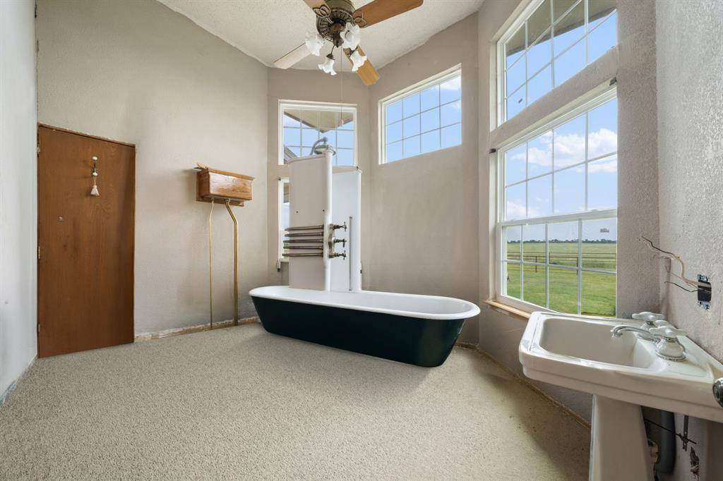 404 Fm 1566 W, Wolfe City, TX 75496