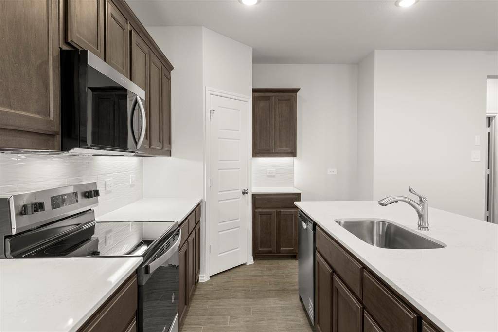 1708 Elle Lane, Aubrey, TX 76227