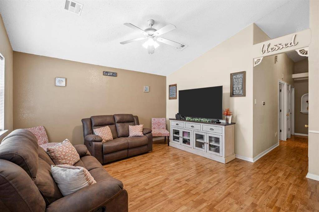 104 S Walnut Street, Lacy Lakeview, TX 76705