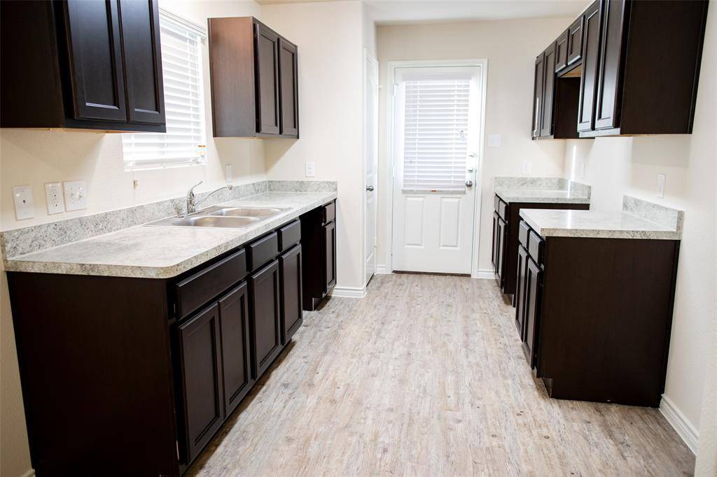 1602 Bobolink Drive, Ennis, TX 75119