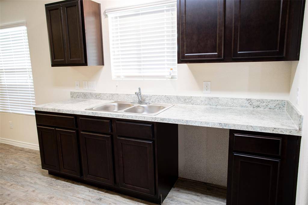 1602 Bobolink Drive, Ennis, TX 75119