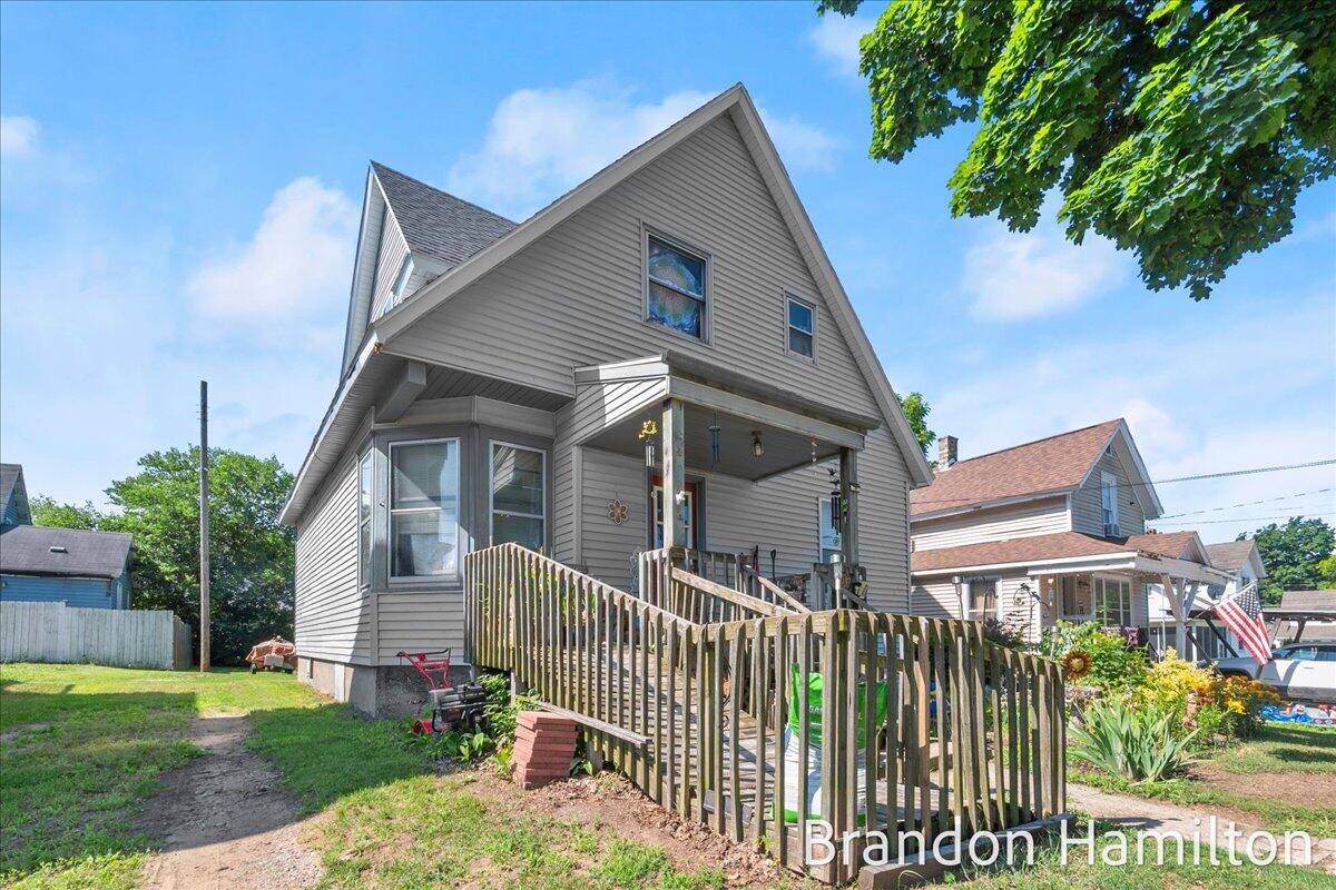 107 W Center ST, Belding City, MI 48809