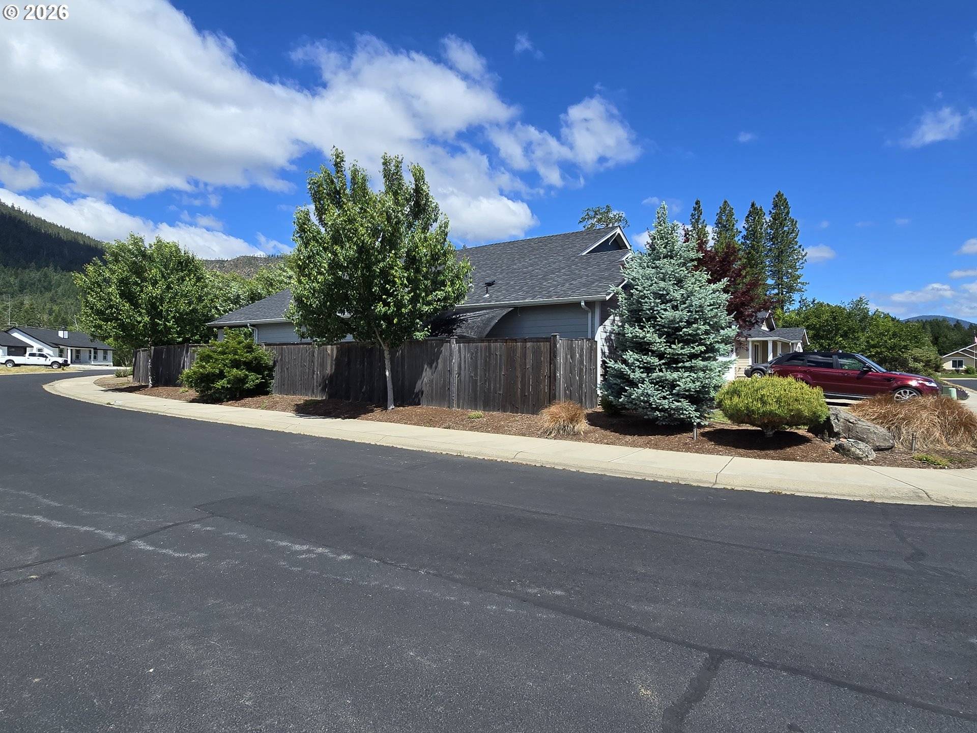 266 RETIREMENT LN, Cave Junction, OR 97523