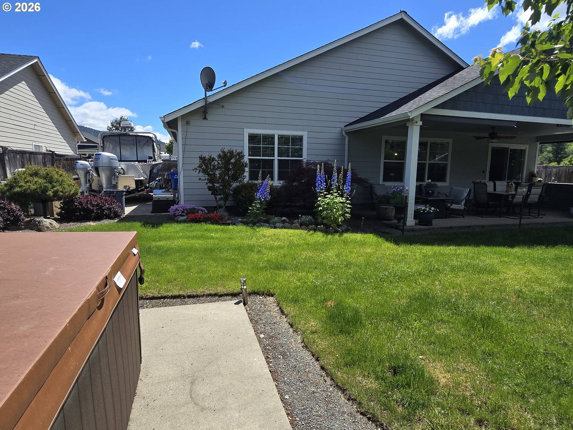 266 RETIREMENT LN, Cave Junction, OR 97523