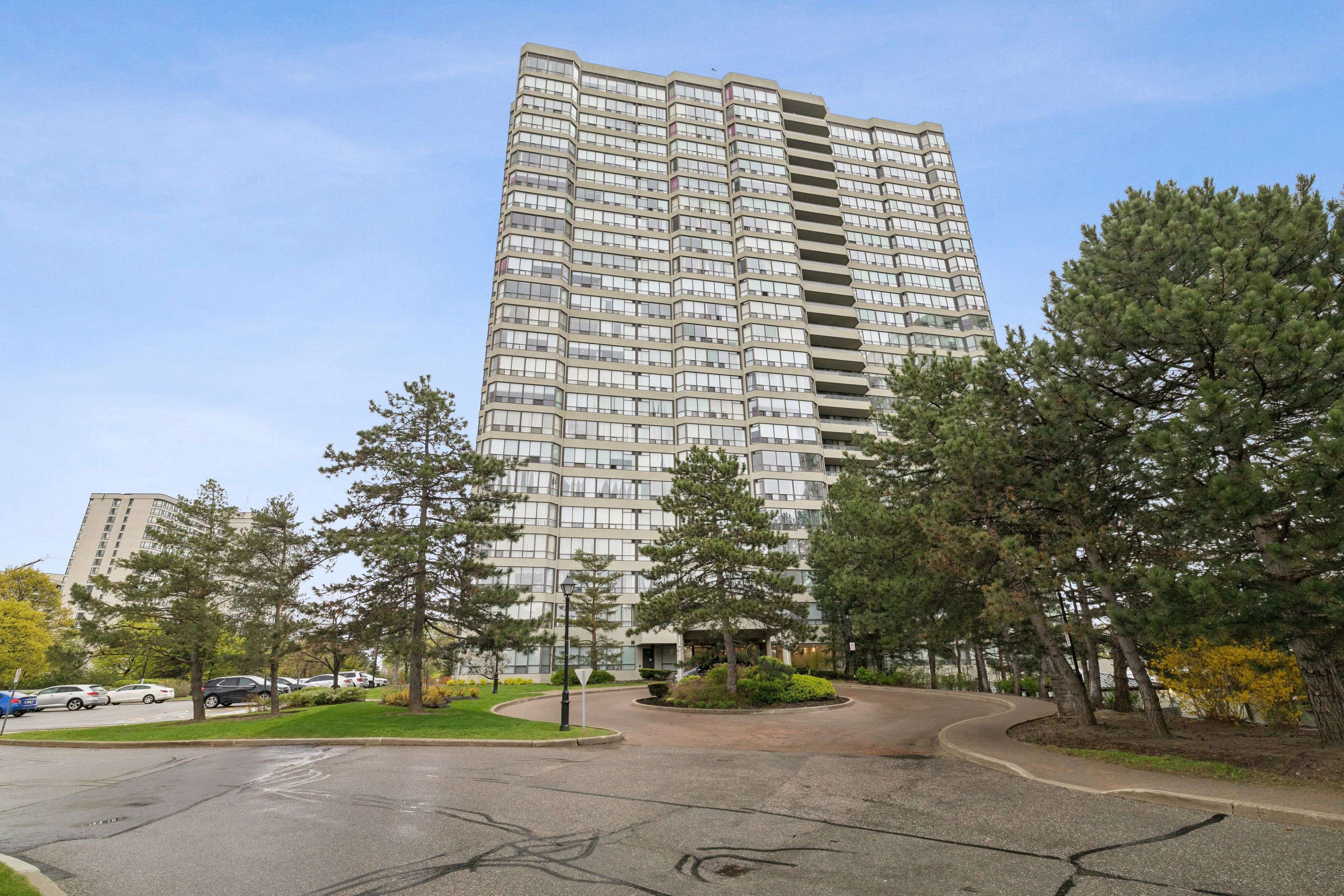 22 Hanover RD #201, Brampton, ON L6S 5K7
