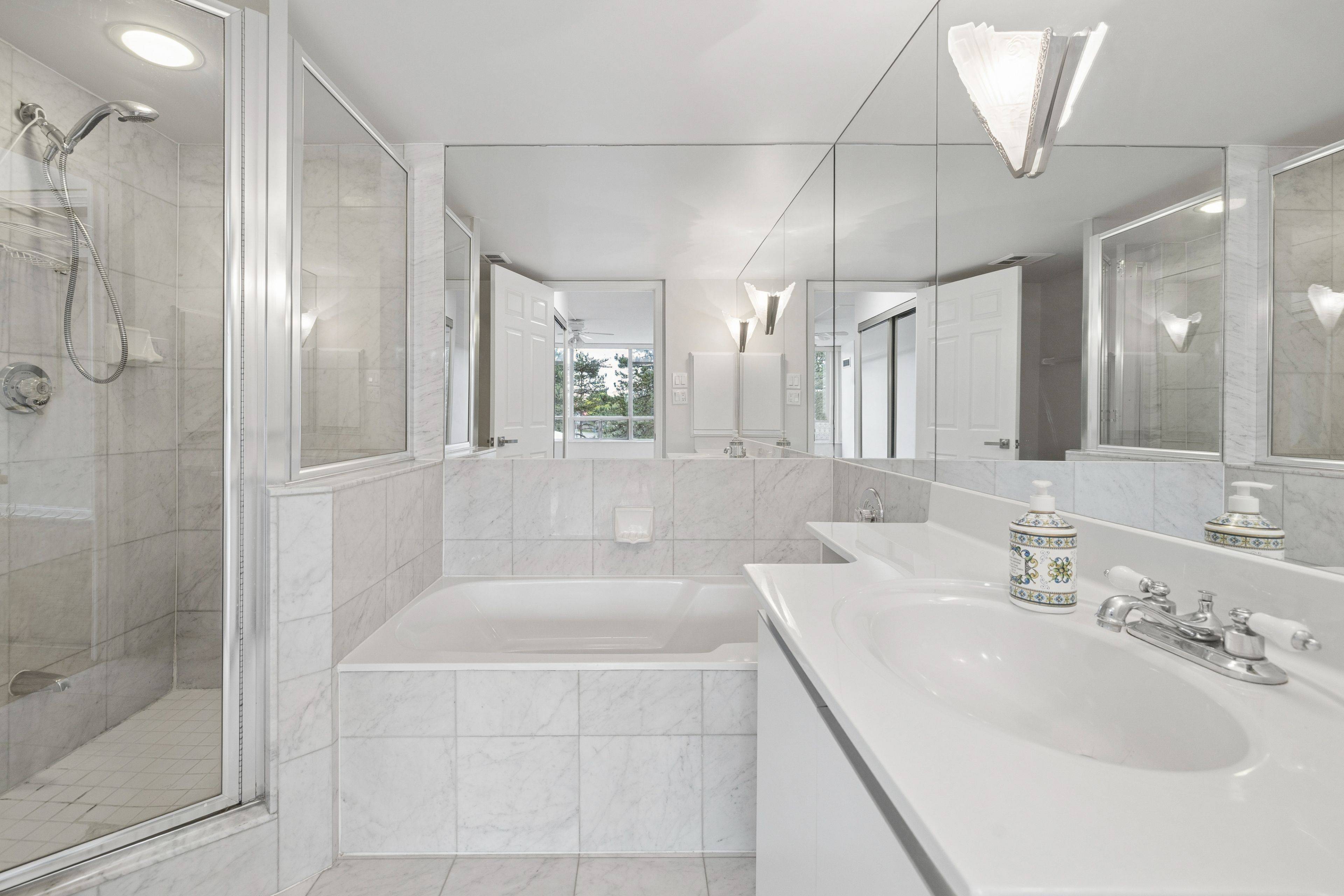 22 Hanover RD #201, Brampton, ON L6S 5K7