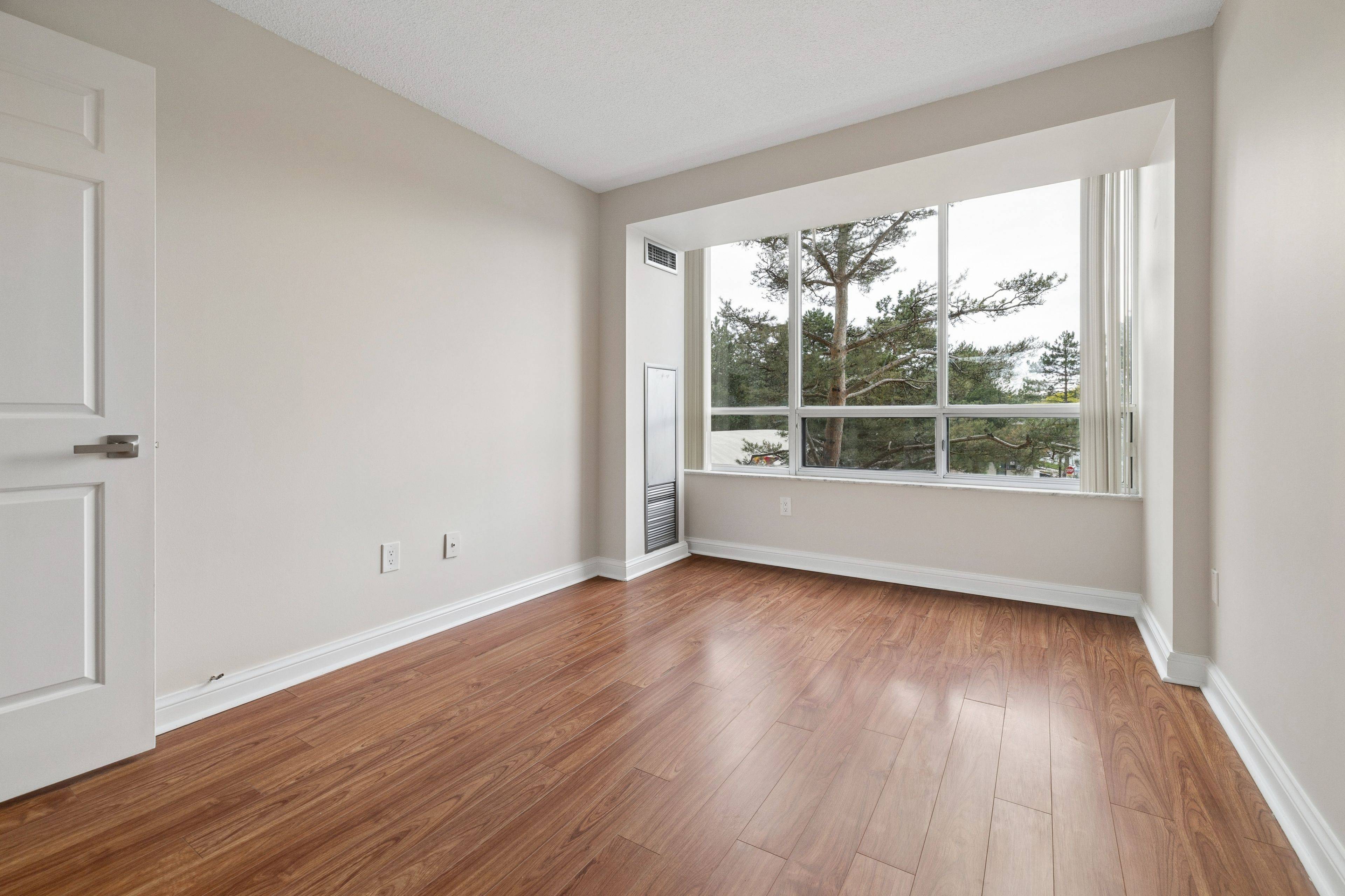 22 Hanover RD #201, Brampton, ON L6S 5K7