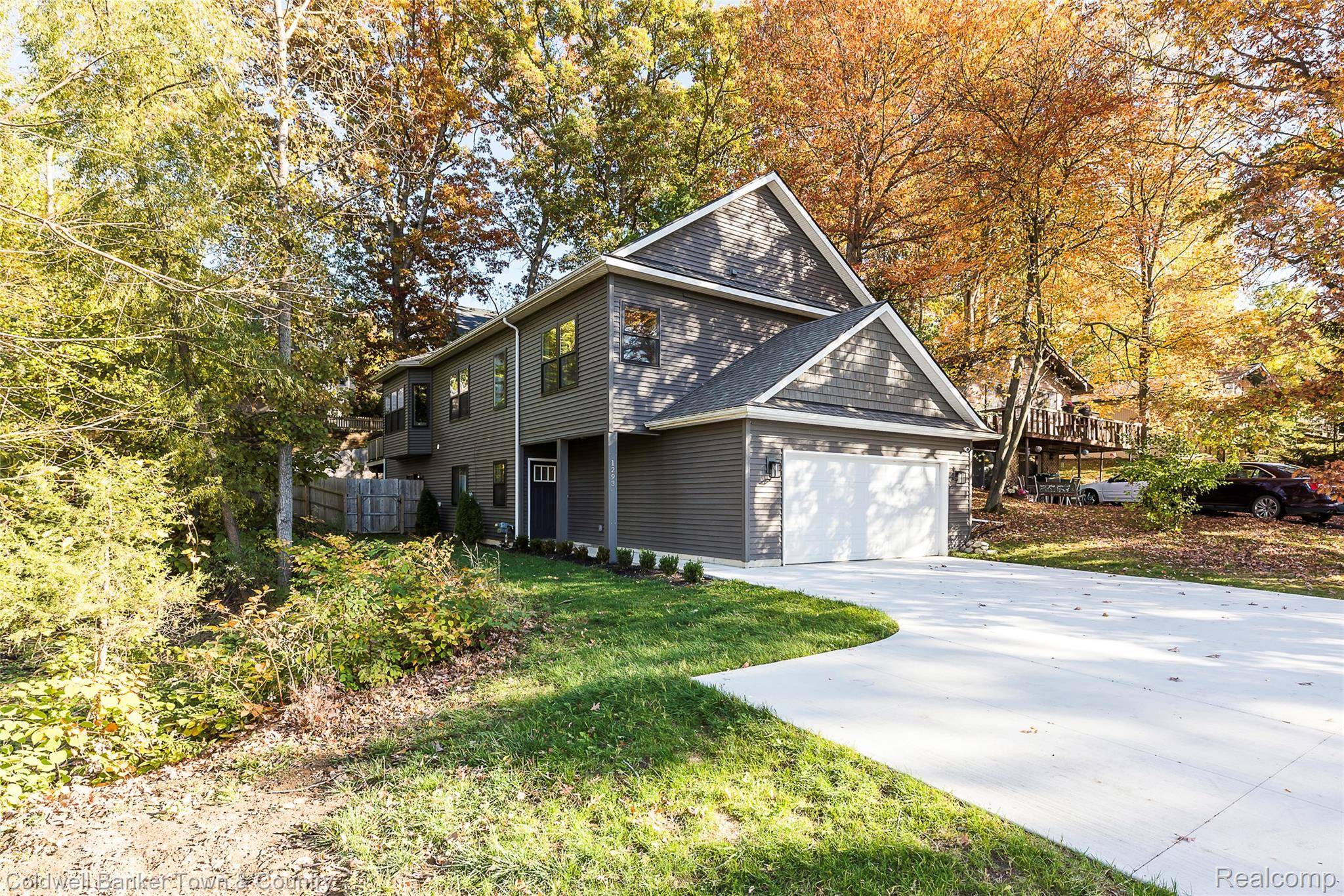 1293 Brighton Lake RD, Brighton, MI 48116