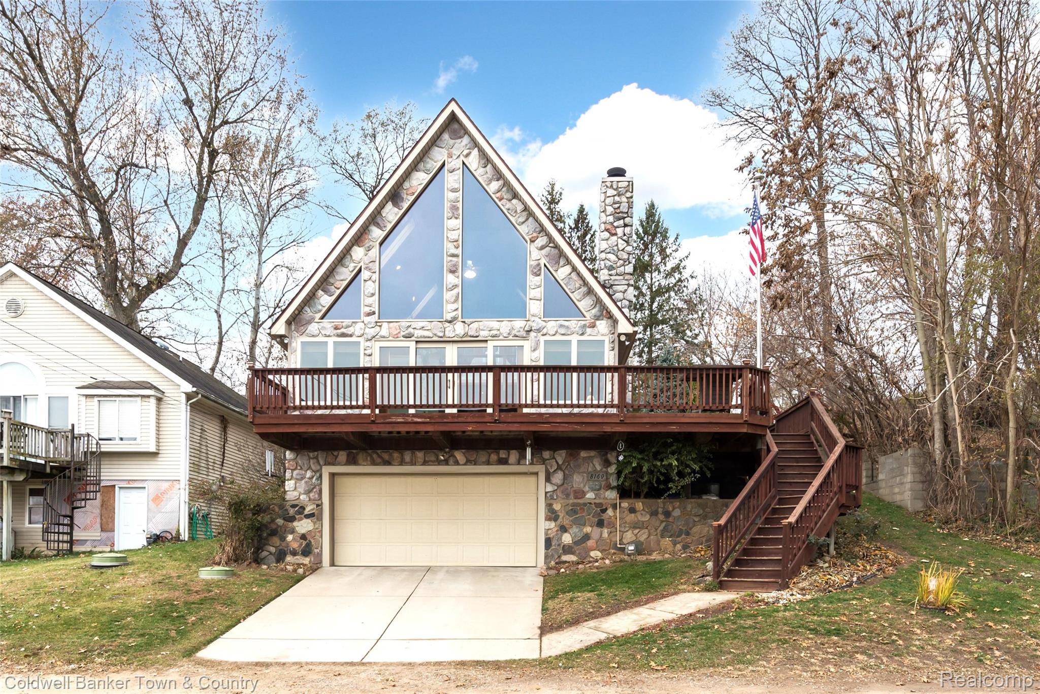 8160 Halfway DR, Hamburg Township, MI 48116