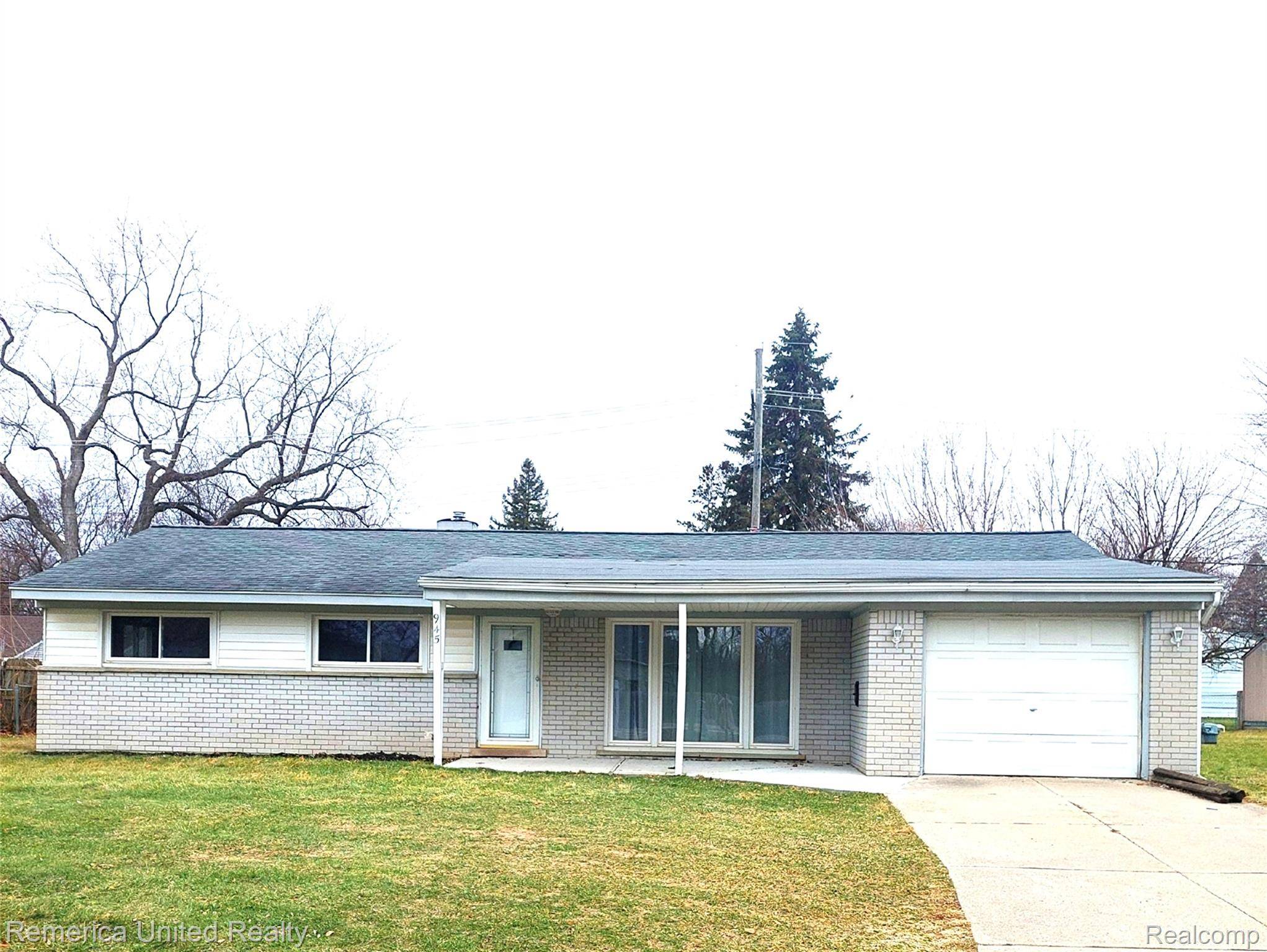 945 N Commerce RD, Commerce Charter Township, MI 48382