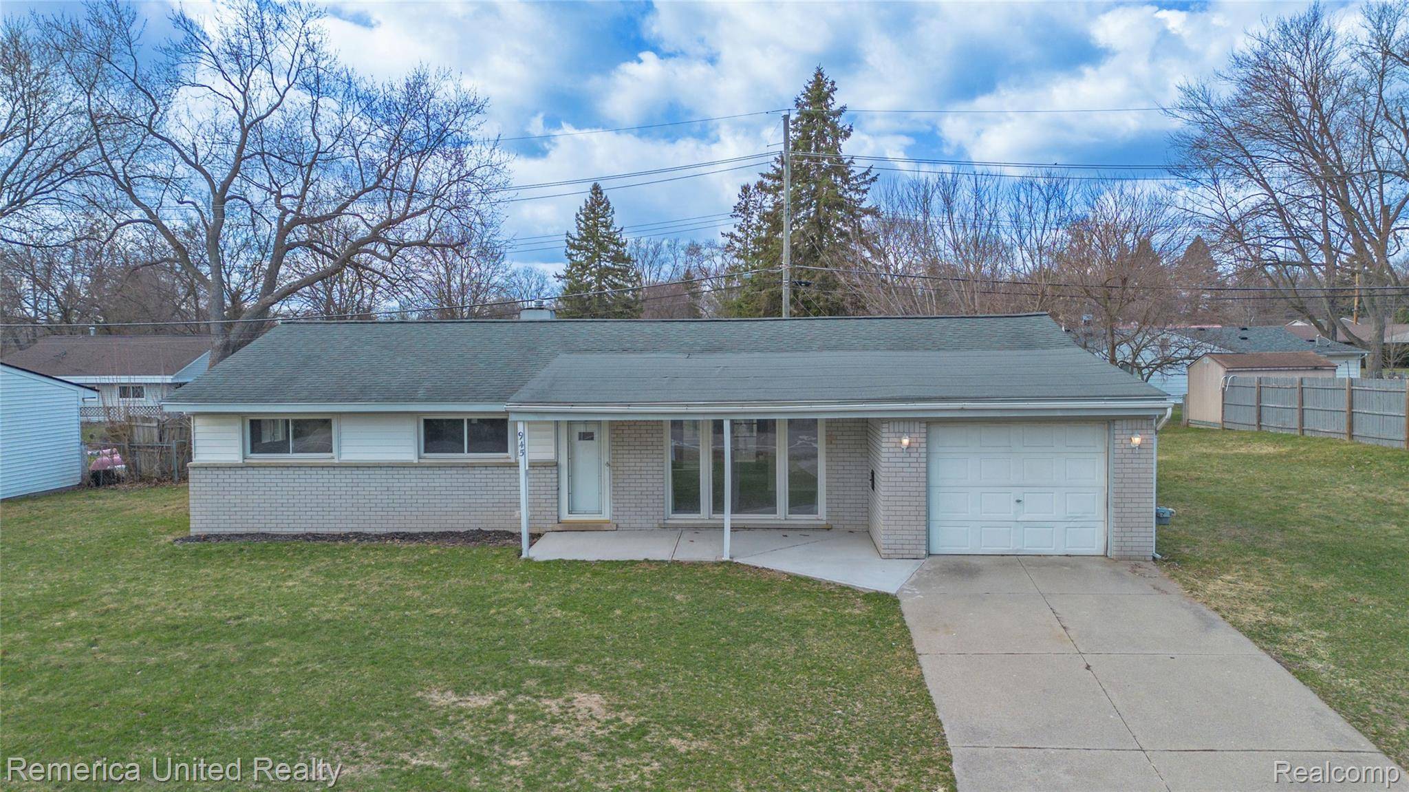 945 N Commerce RD, Commerce Charter Township, MI 48382