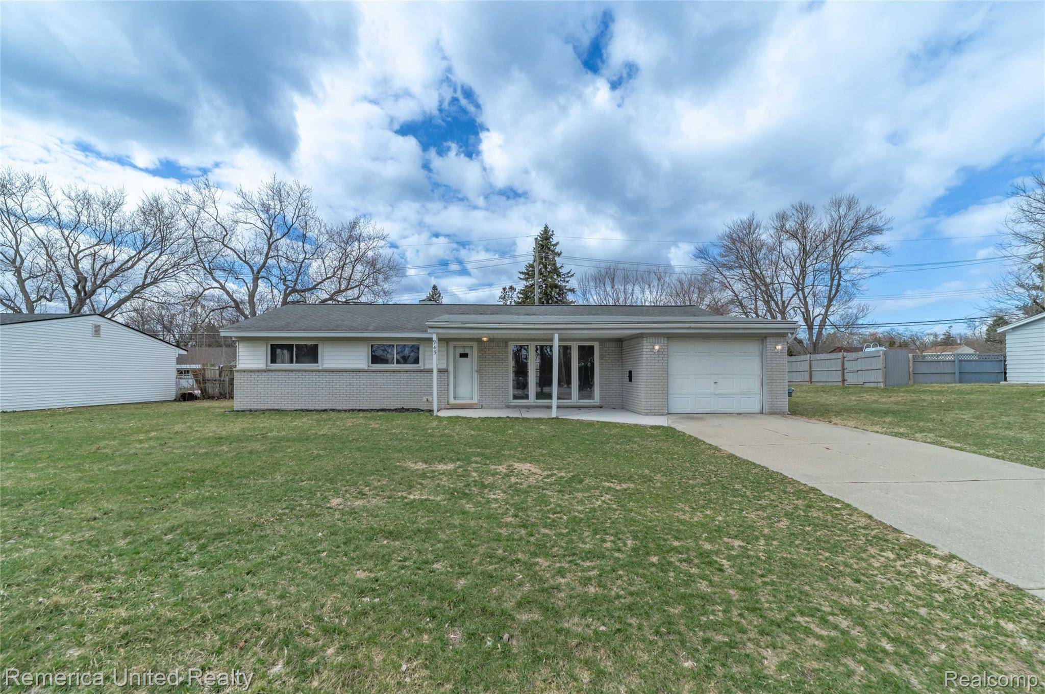 945 N Commerce RD, Commerce Charter Township, MI 48382