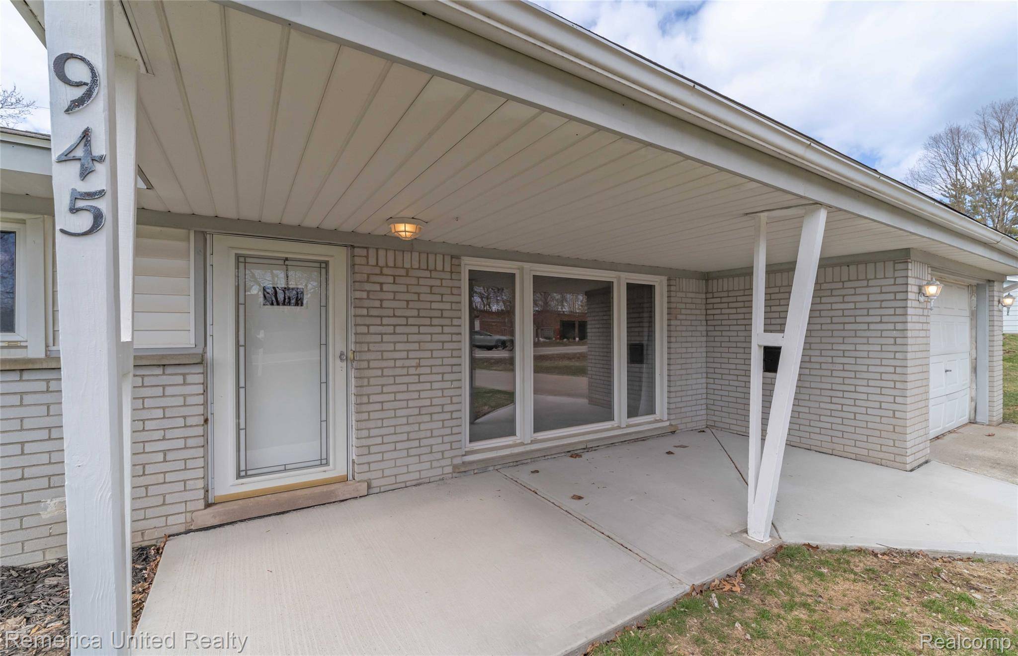 945 N Commerce RD, Commerce Charter Township, MI 48382