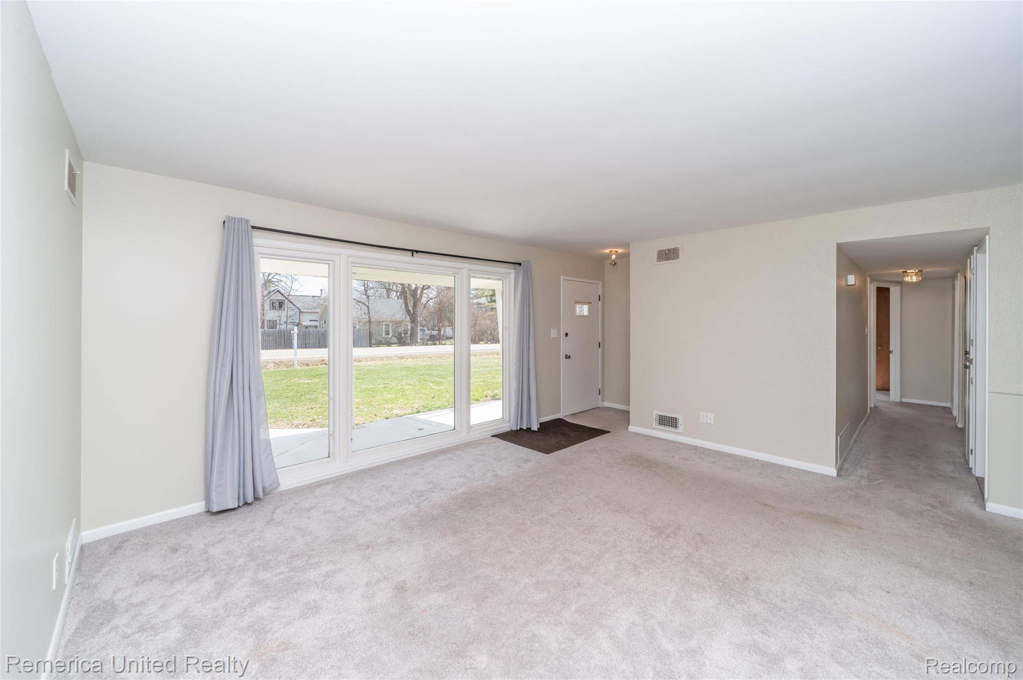 945 N Commerce RD, Commerce Charter Township, MI 48382
