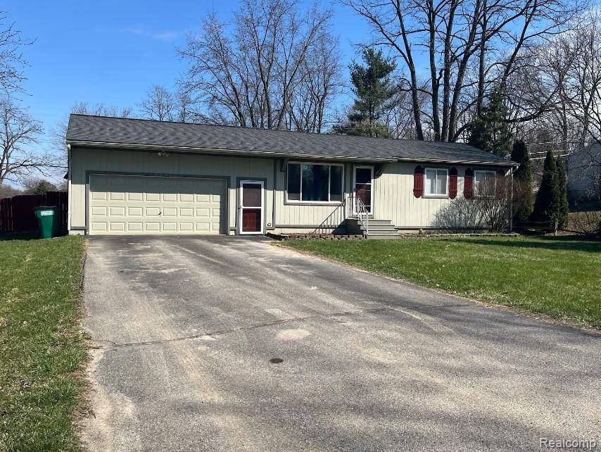 9428 Ute Pointe DR, Springfield Charter Township, MI 48346