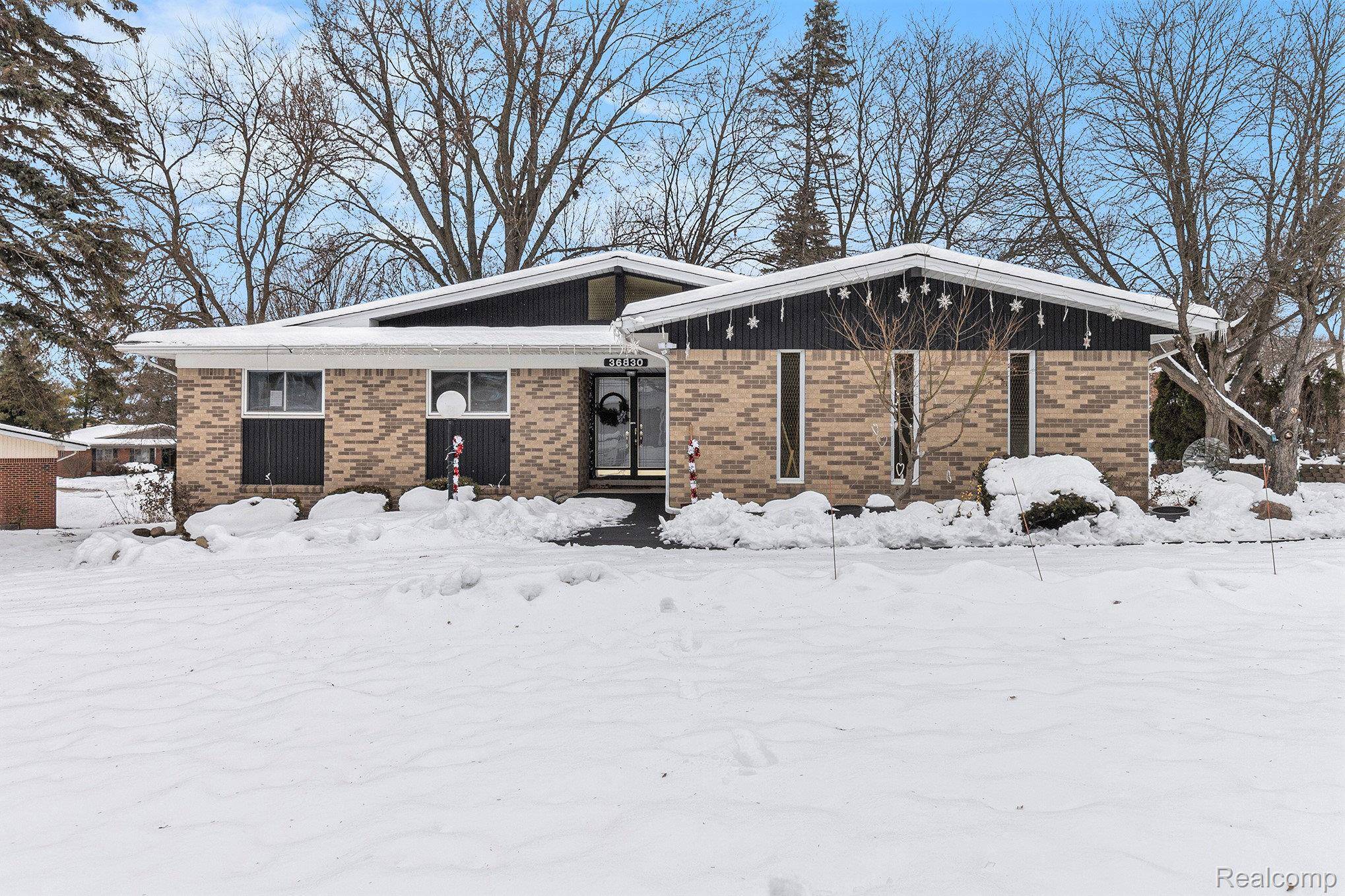 36830 Lansbury LN, Farmington, MI 48335