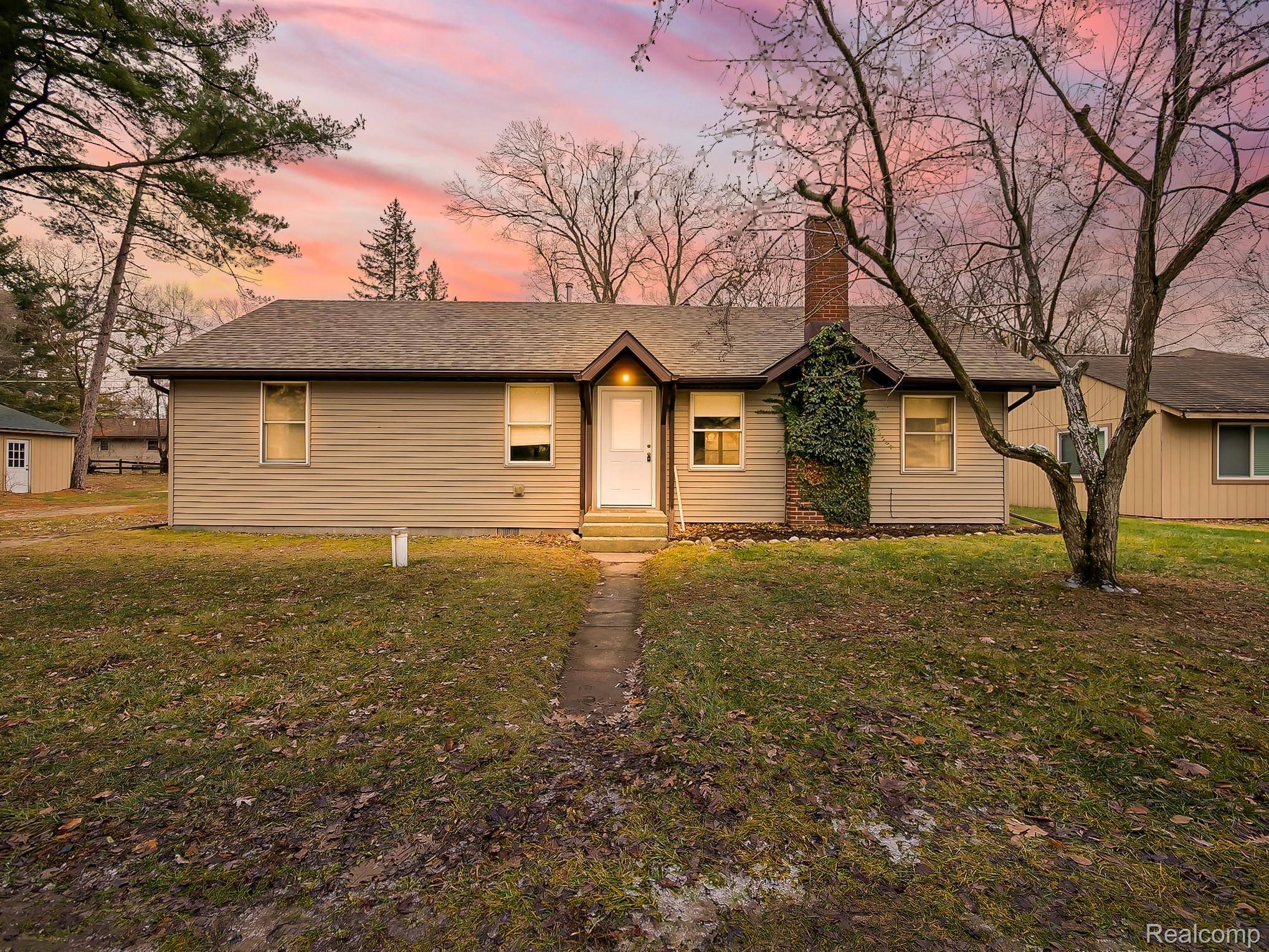 4744 Midland DR, Pinckney Village, MI 48169