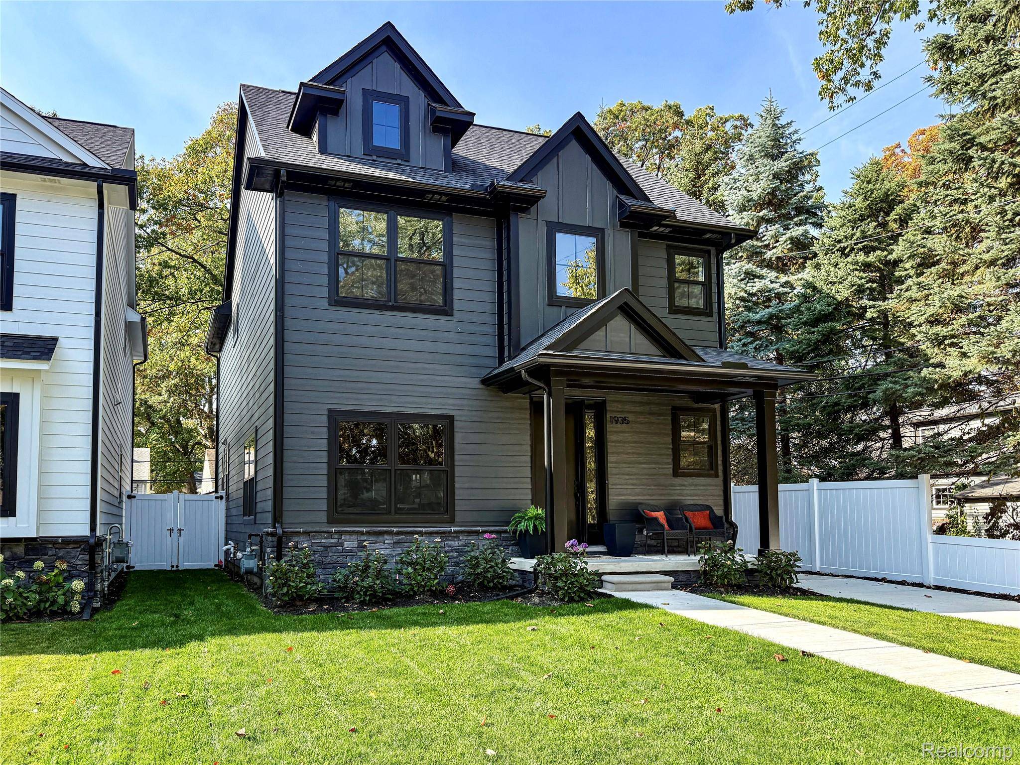 1935 Brookwood AVE, Royal Oak, MI 48073