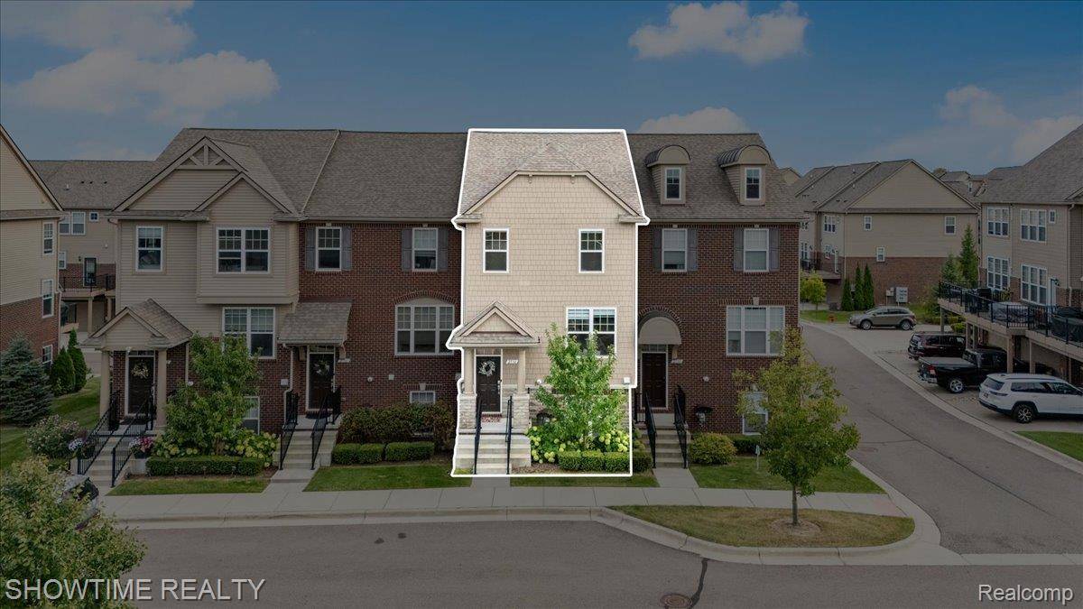 2734 Helmsdale CIR, Rochester Hills, MI 48307