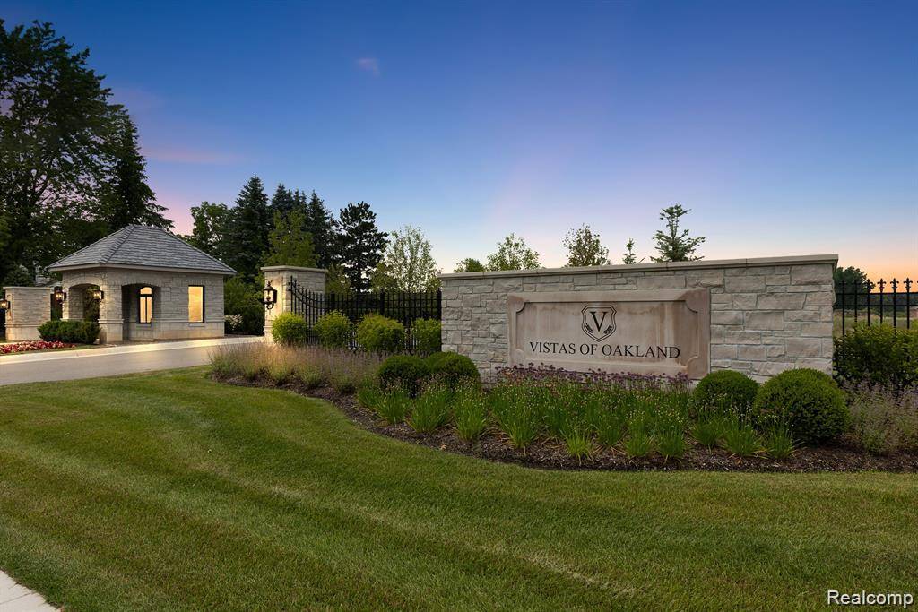 1583 Vista DR, Oakland Charter Township, MI 48363