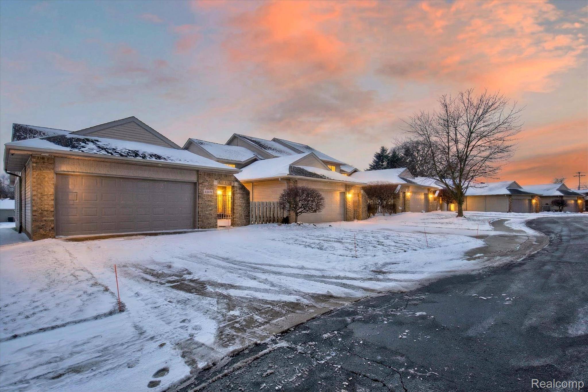 174 Addison CIR #19, Fowlerville Village, MI 48836