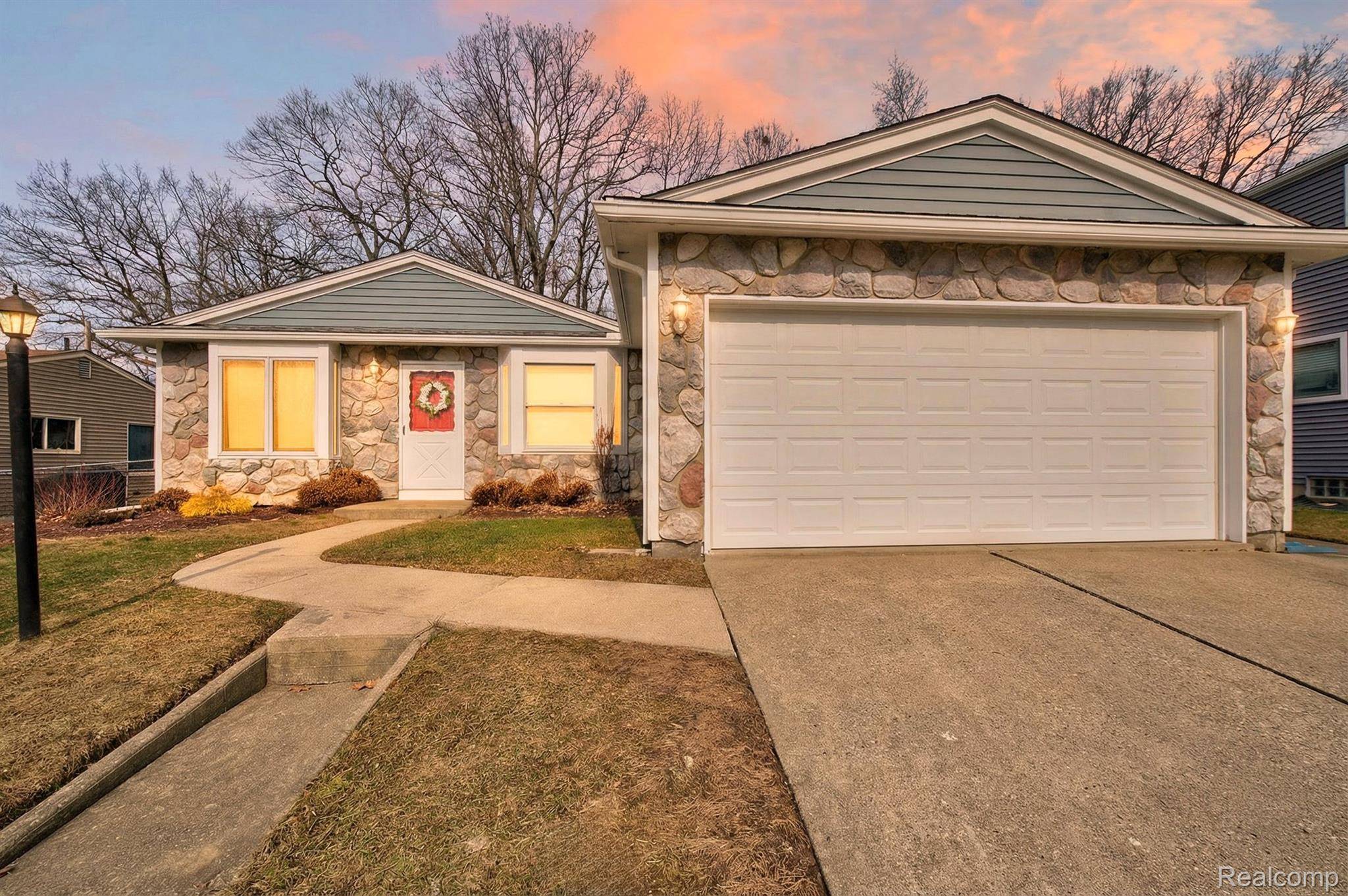 751 Norchester ST, South Lyon, MI 48178