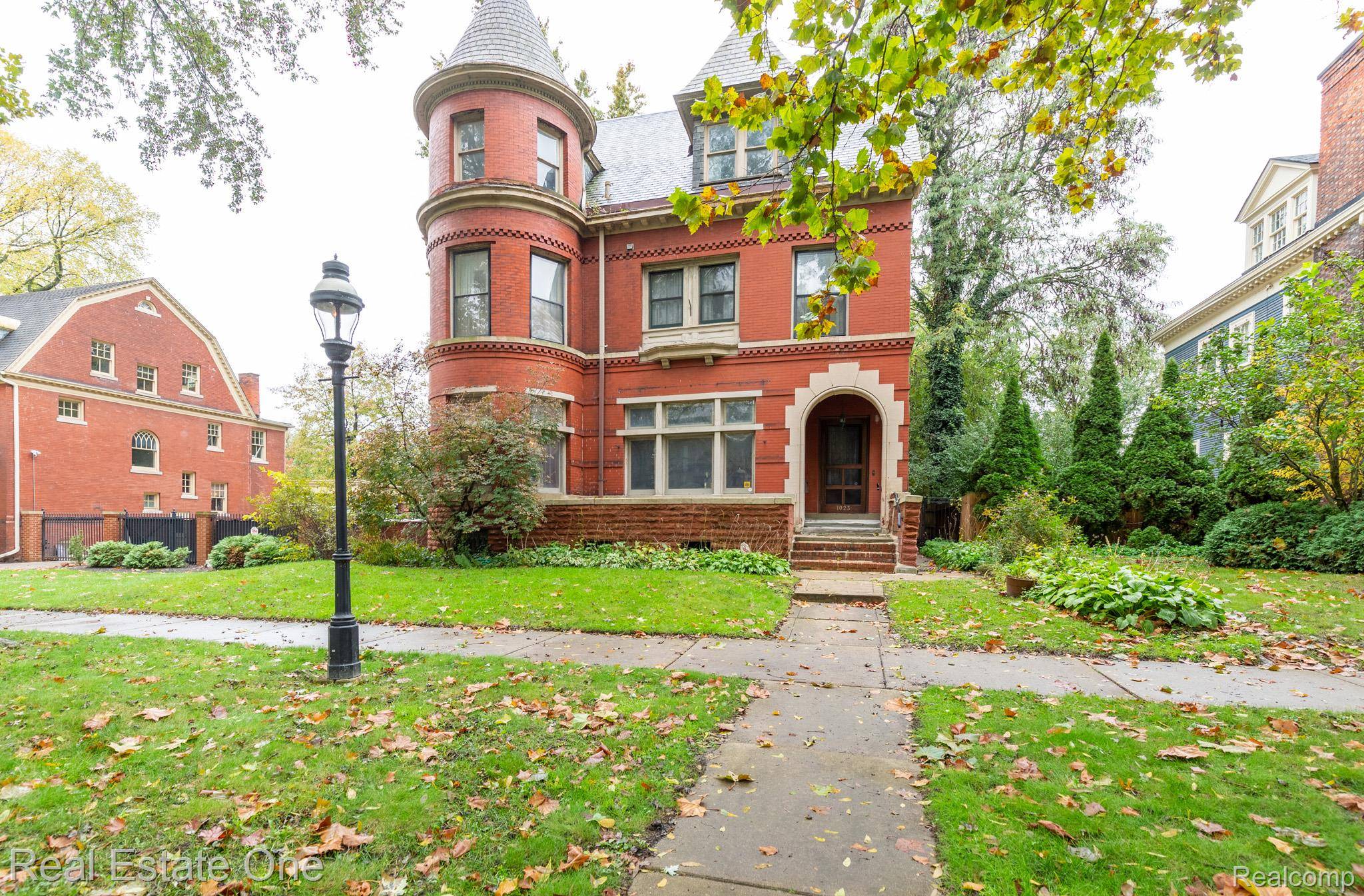 1023 Iroquois ST, Detroit, MI 48214
