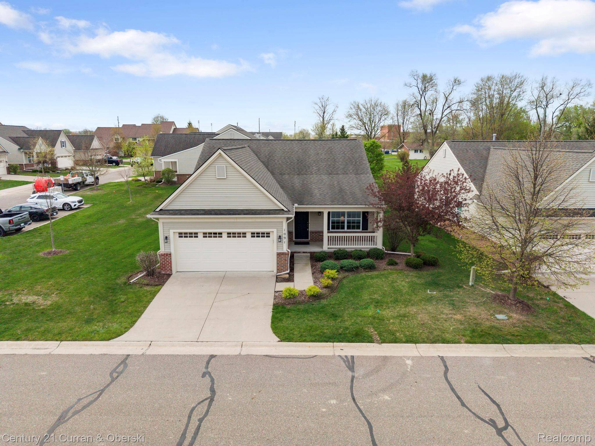 1091 Paddock DR, South Lyon, MI 48178