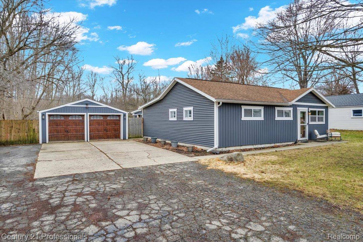 7079 Felix DR, Independence Charter Township, MI 48346