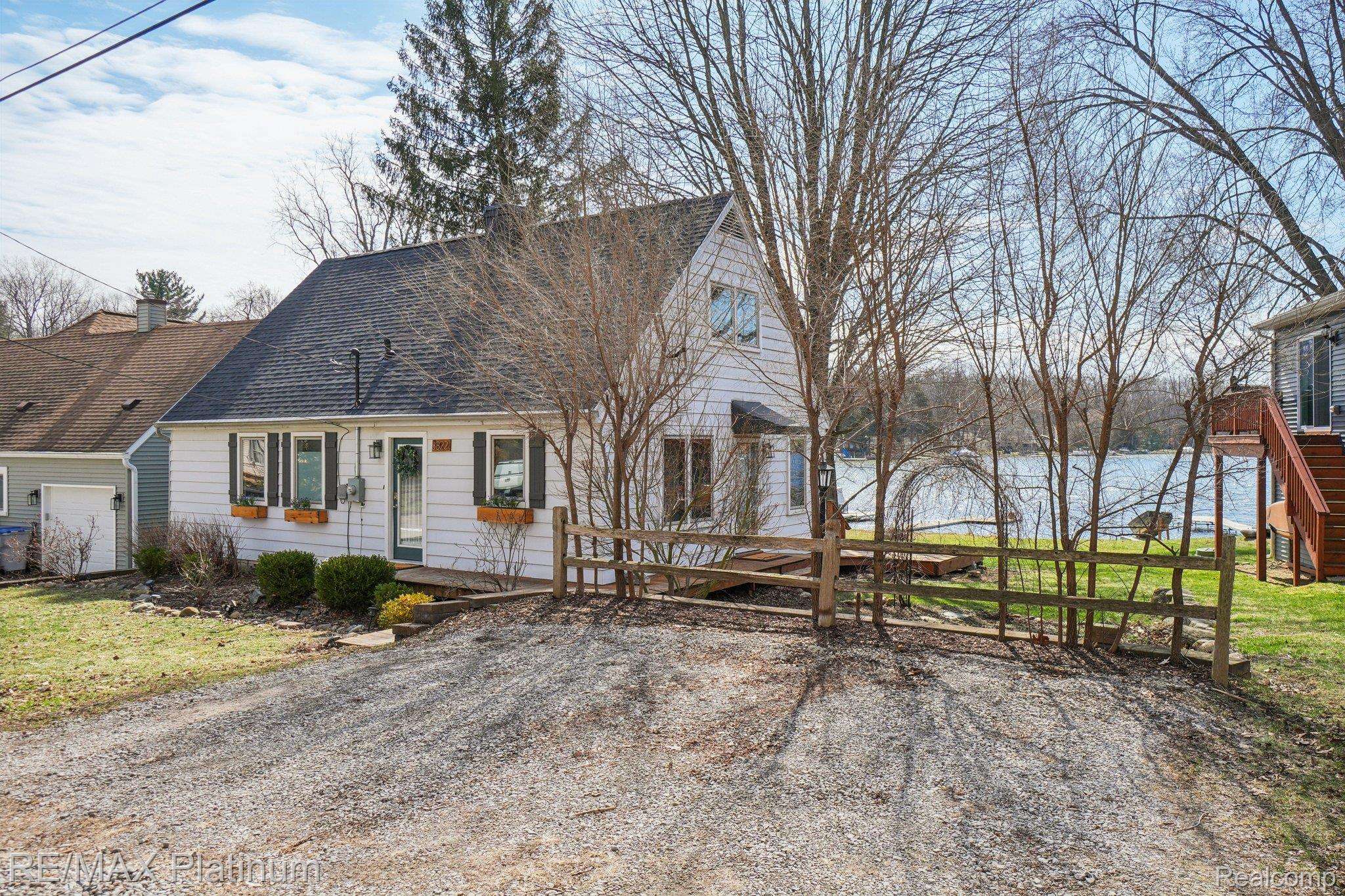 3822 Langley DR, Hamburg Township, MI 48169
