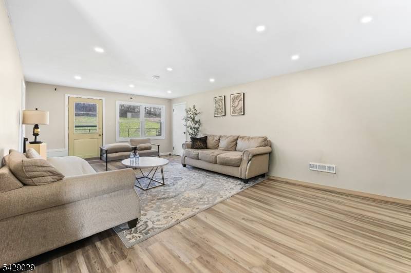21 Starlit Dr, Middlesex Boro, NJ 08846