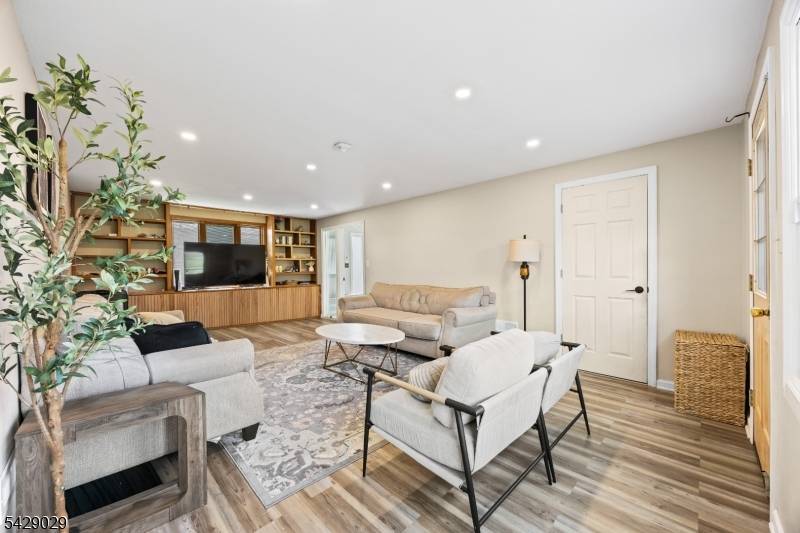 21 Starlit Dr, Middlesex Boro, NJ 08846