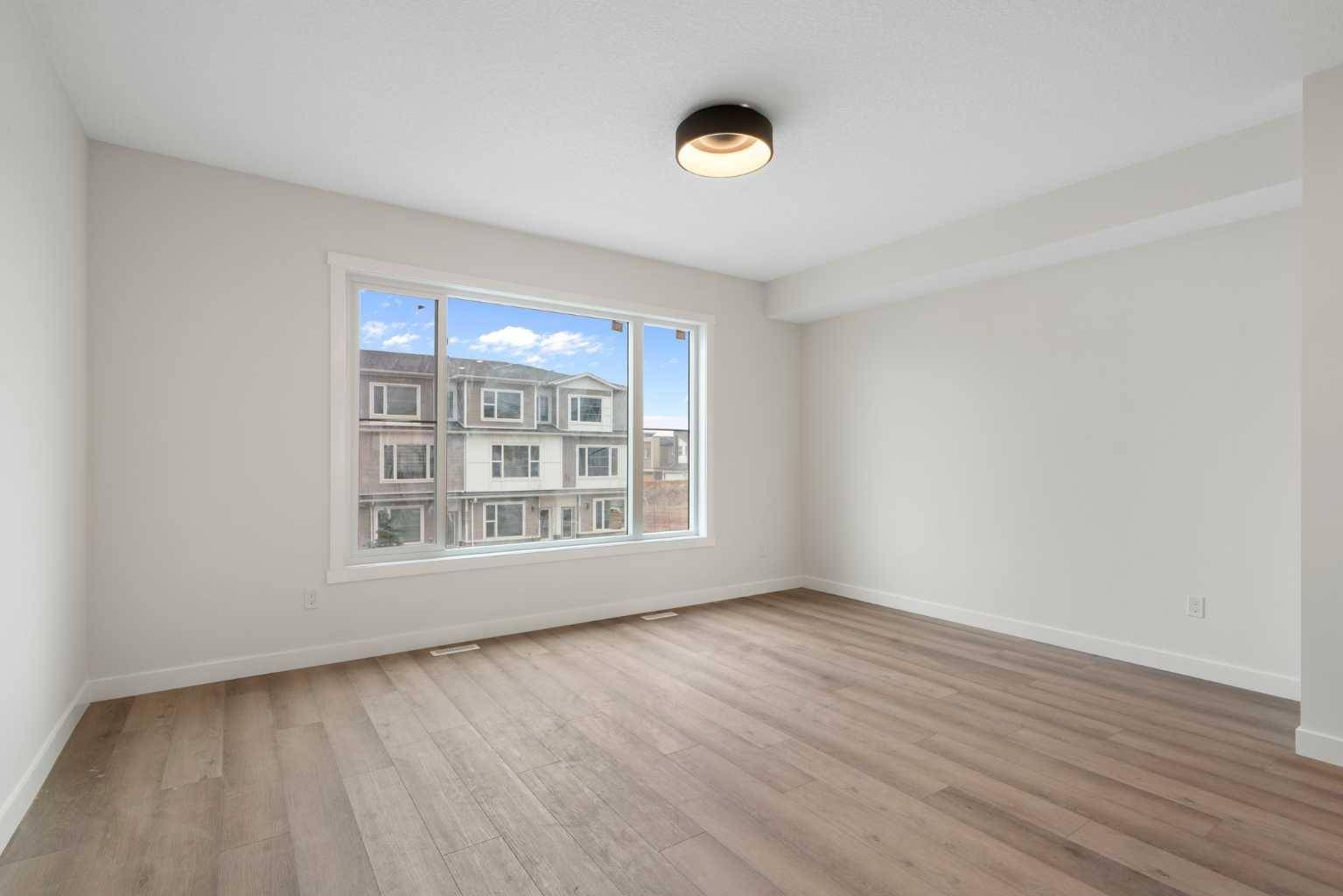 8808 48 ST NE, Calgary, AB T3J 5N8