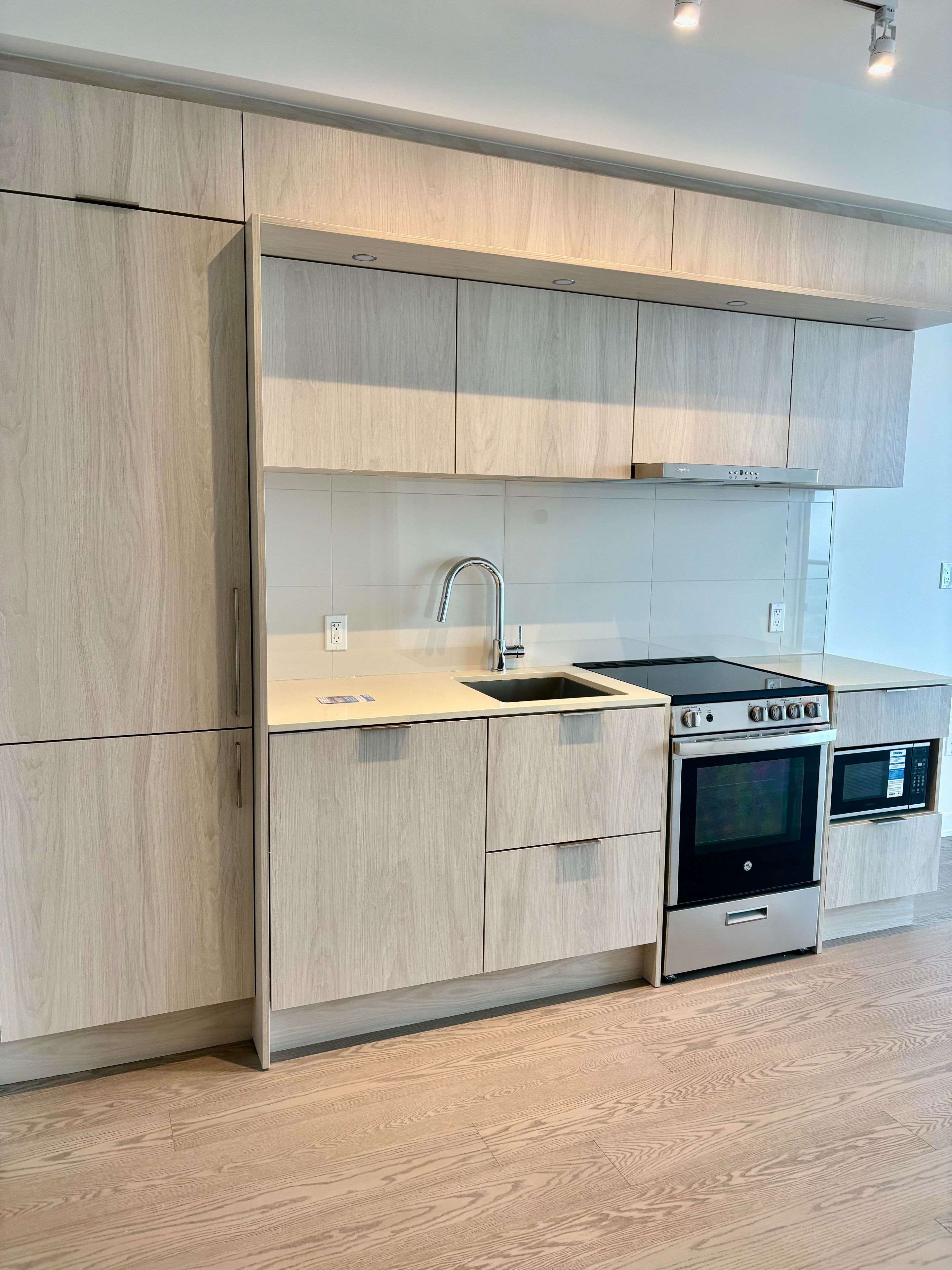448 Burnhamthorpe Rd W RD #4901, Mississauga, ON L5B 0R4