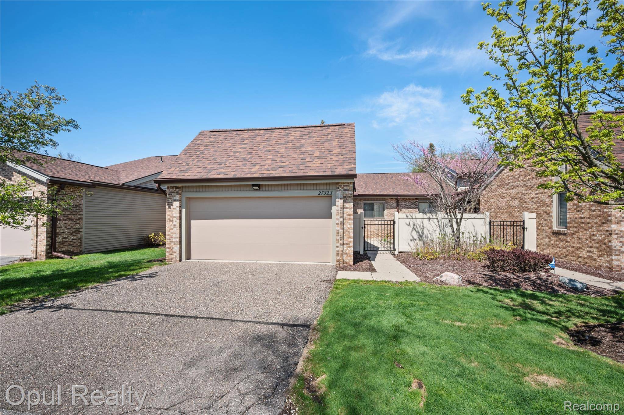 27323 Apple Blossom LN, Southfield, MI 48034